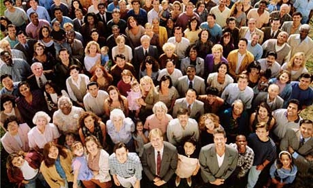 Large-crowd-smiling-007